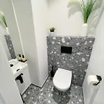Luxurious 3 Bedroom Center Flat With Ac! Apartment *
