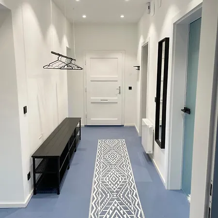 아파트 Luxurious 3 Bedroom Center Flat With Ac! *