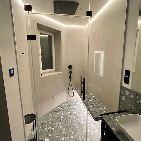 Luxurious 3 Bedroom Center Flat With Ac! *