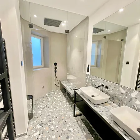 Luxurious 3 Bedroom Center Flat With Ac! Appartement *