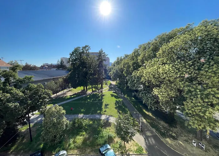 Luxurious 3 Bedroom Center Flat With Ac!