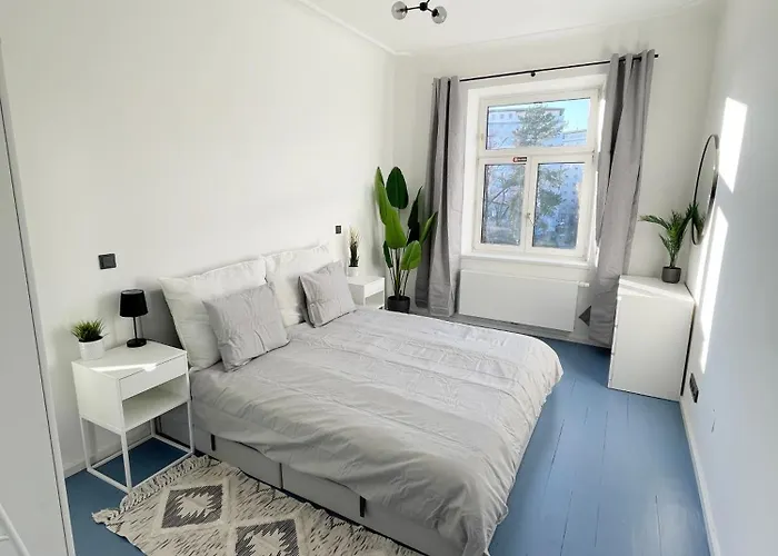 Luxurious 3 Bedroom Center Flat With Ac! *